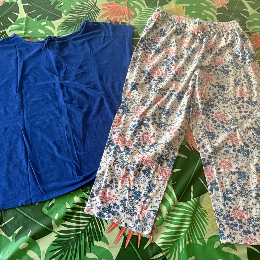 Liz Claiborne 2 Sets of Tops Capris Floral Coral Blue Pajamas size Small S - Picture 9 of 16